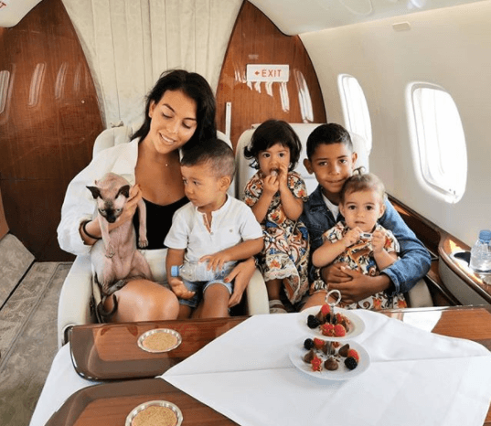 Cristiano Ronaldo y su familia tienen un gato que se llama Pepe.