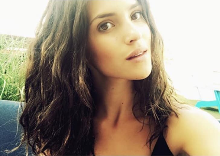 Nacida en 1992, Adria es una mujer 100 % latina, de sangre guatemalteca y puertorriqueña. Se caracteriza por su belleza, personalidad y carisma para enamorar en la pantalla.