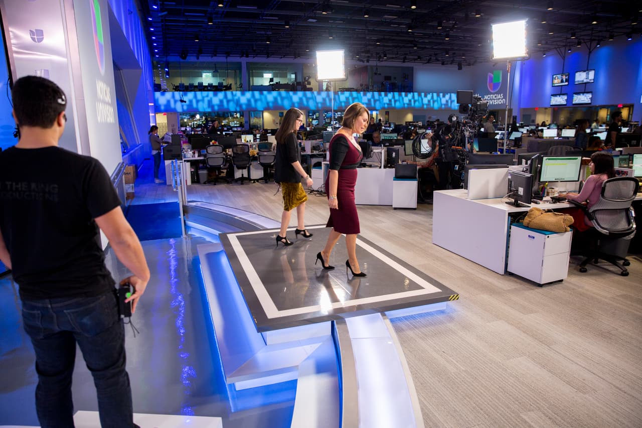 Pudo practicar la salida del estudio que tendría que hacer al finalizar el noticiero, en vivo y bajo las cámaras y los focos.