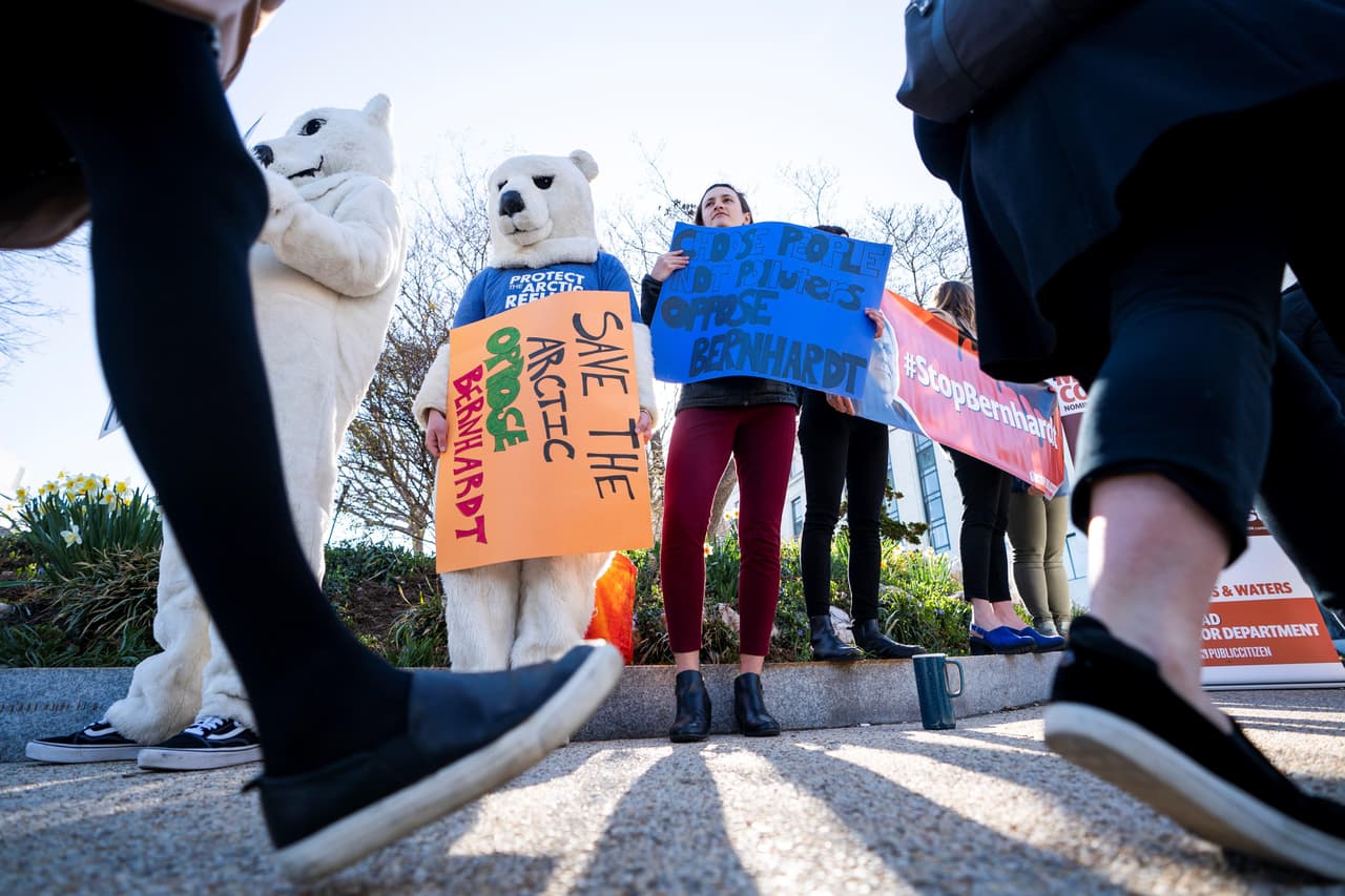Las protestas por la nominación de David Bernhardt no solo se produjeron en el interior del Senado. En las afueras, grupos de activistas mostraron su disconformidad con el que seguramente será el nuevo secretario de Interior.