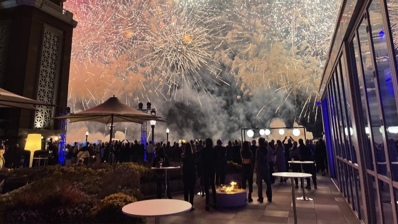 <b>Glitz and Glam</b>
<br>Música y bebidas acompañadas de una vista espectacular de los fuegos artificiales en Navy Pier. Despide el 2022 con esta fiesta en las alturas.
<br>
<br>
<b>¿Dónde?</b> Offshore Rooftop (1000 East Grand Ave. Chicago, Il.)
<br>
<b>¿Cuándo?</b> 31 de diciembre de 2022 a las 9 p.m.
<br>
<b>¿Precio?</b> A partir de $149. Puedes reservar en
<a href="https://www.eventbrite.com/e/offshore-rooftops-glitz-glam-new-years-eve-soiree-tickets-428119034557" target="_blank">este enlace</a>.