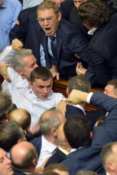 Algunos diputados del bloque Batkivschina, formación liderada por la encarcelada ex primera ministra Yulia Timoshenko, apoyados por el partido UDAR, del campeón mundial de boxeo de los pesos pesados Vitali Klitschkó, y los ultranacionalistas de Svoboda trataron de asaltar la tribuna del presidio de la Rada.