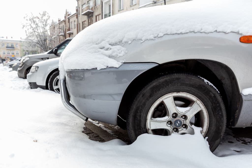 <b>Usa neumáticos para la nieve</b>
<br>Las llantas para la nieve no solo hacen más seguras tus travesías, pues se adhieren mejor a la carretera, también hace que la conducción sea más flexible. 
<br>