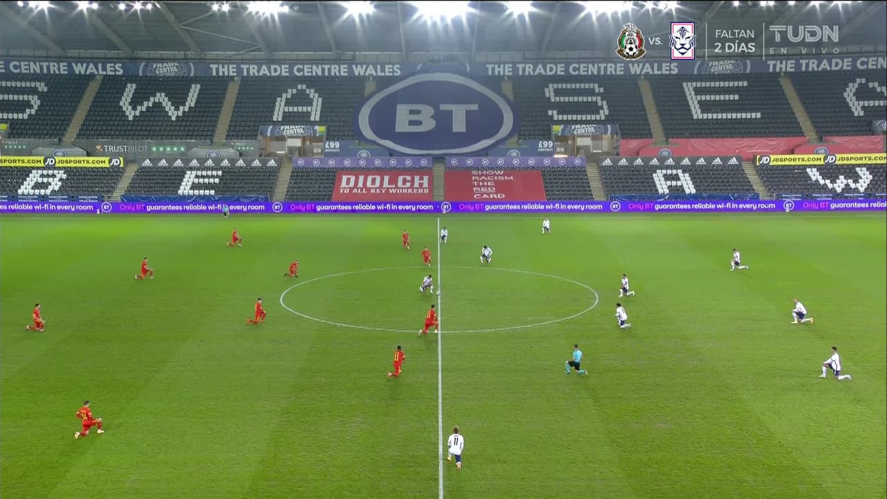 Arranca el partido y la pelota está en juego.