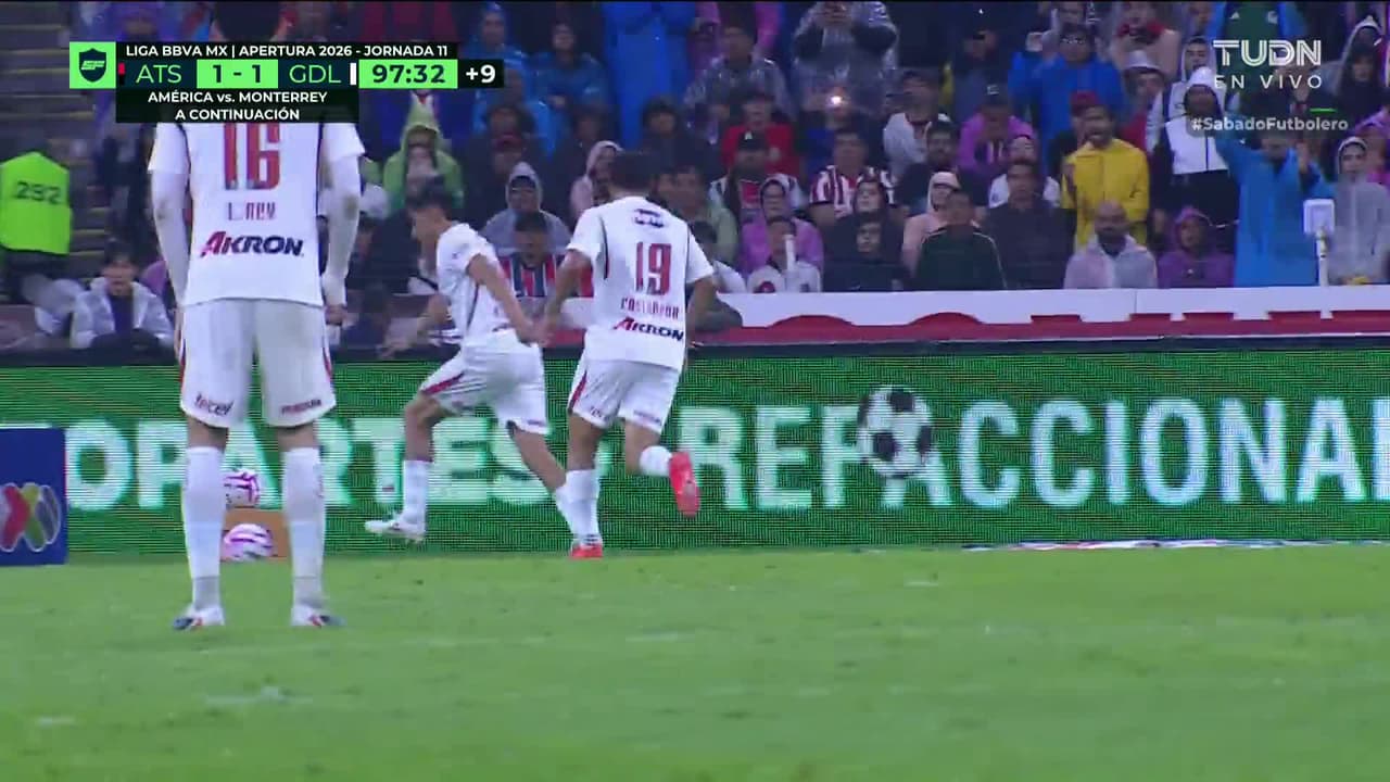¡Tarjeta Roja! Kevin Castañeda recibe la segunda amarilla y se va del juego.