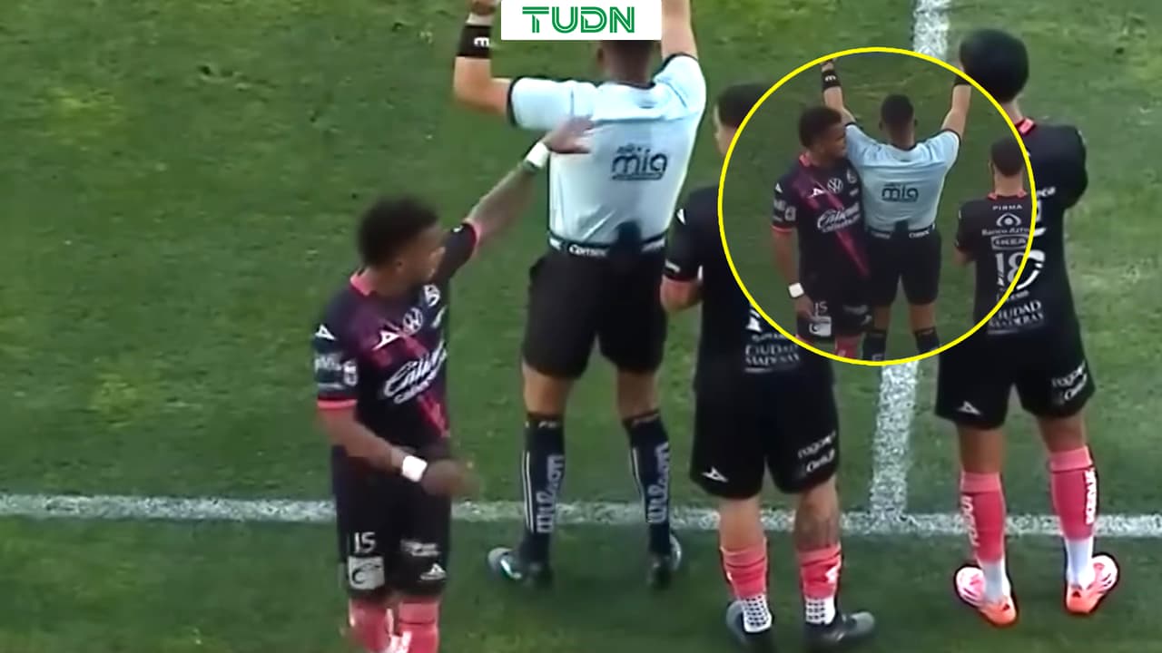 Futbolista de Puebla agrede al cuarto árbitro durante el juego vs. Santos