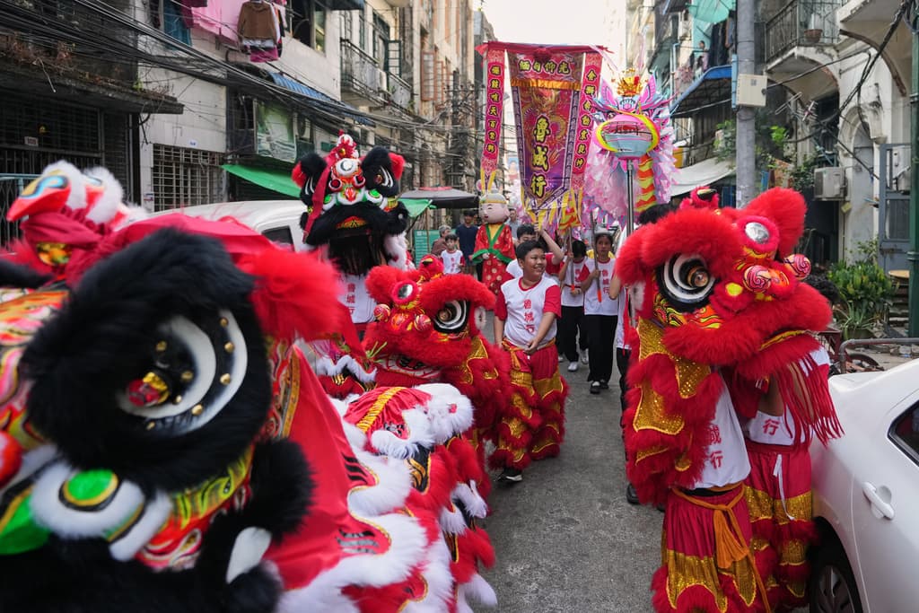 La danza del león y el dragón en las celebraciones del Barro Chino en Birmania este martes.