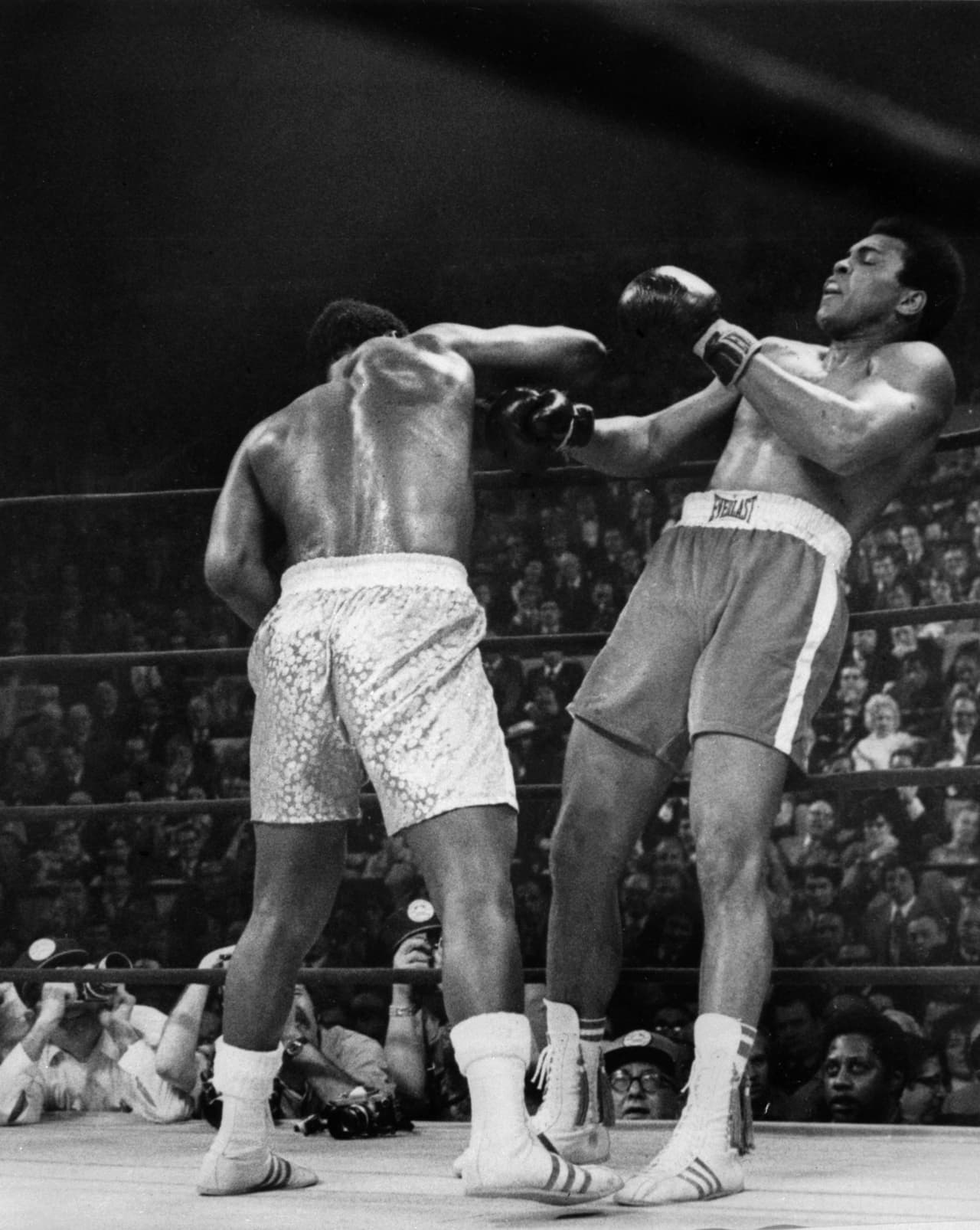 Muhammad Ali y Joe Frazier combatiendo en 1971.