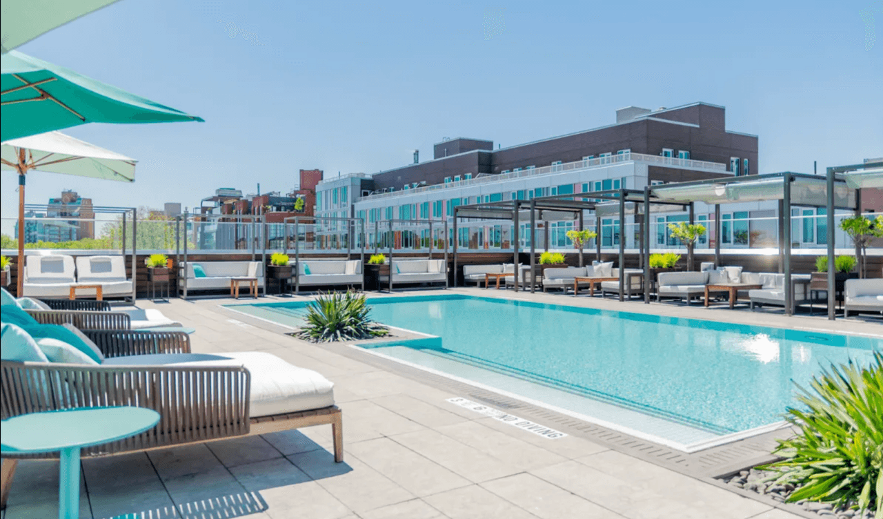 <b>Piscina del hotel William Vale</b>
<br>111 calle 12 norte,
<br>Greenpoint
<br>718-631-8400
<br>
<br>Si lo que buscas es un ambiente de glamour y sofisticación, dirígete a la piscina del hotel William Vale, ‘el único hotel de lujo de Williamsburg’. Su piscina
<b>es la más larga de la zona metropolitana</b>: tiene una longitud de 60 pies, y está rodeada también por la azotea de un hotel más grande de la ciudad: 5,000 pies cuadrados, lo que te garantiza espectaculares vistas del horizonte.
<br>
<br>Alrededor de la piscina puedes rentar alguna de sus cabañas privadas o disfrutar de las creaciones culinarias del chef Andrew Carmellini Y no te preocupes, no tienes que ser huésped del hotel para disfrutar de la piscina, pues este verano el Vale es parte del programa Resort Pass, donde puedes comprar pases de medio día por $150.
