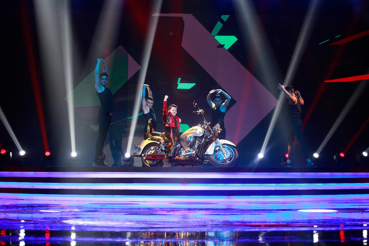 Su rutina fue aplaudida por los jueces, incluso Miguel Bosé dejó su asiento para felicitarlo y abrazarlo en el escenario.