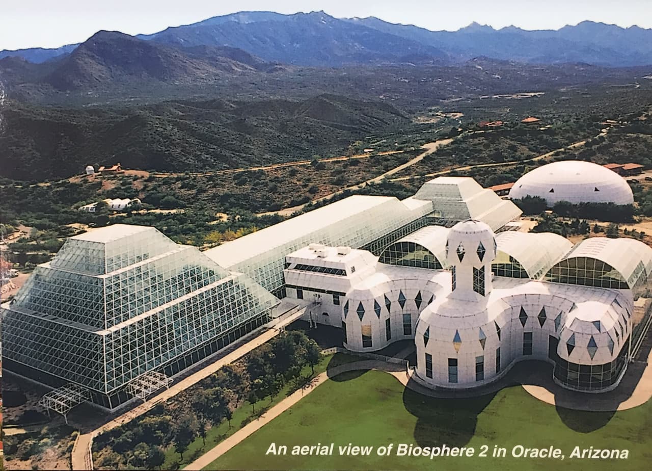 Panorámica aérea de la Biosfera desplegada en las instalaciones