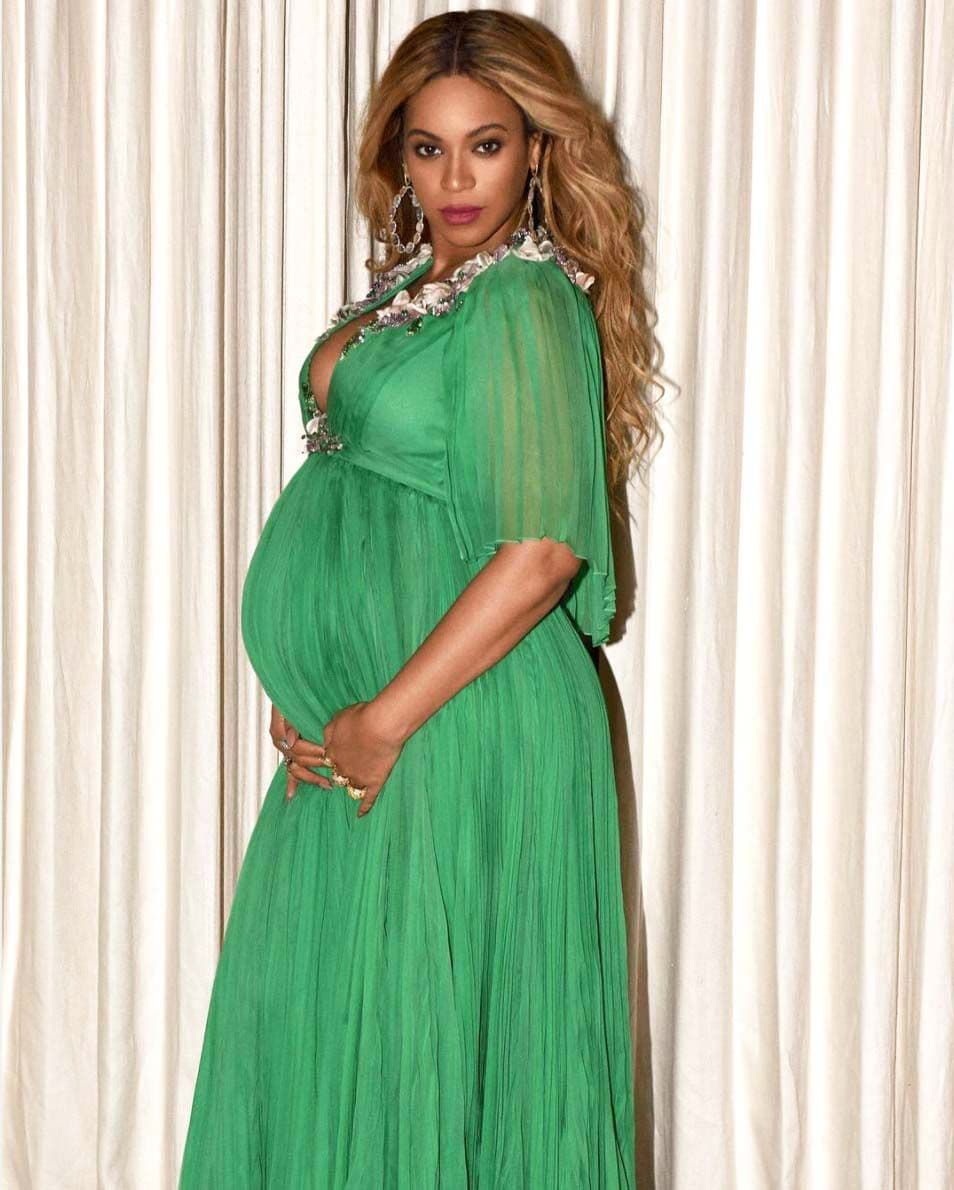 Sin pudor alguno se dejío retratar luiciendo su cada vez más grande barriguita.