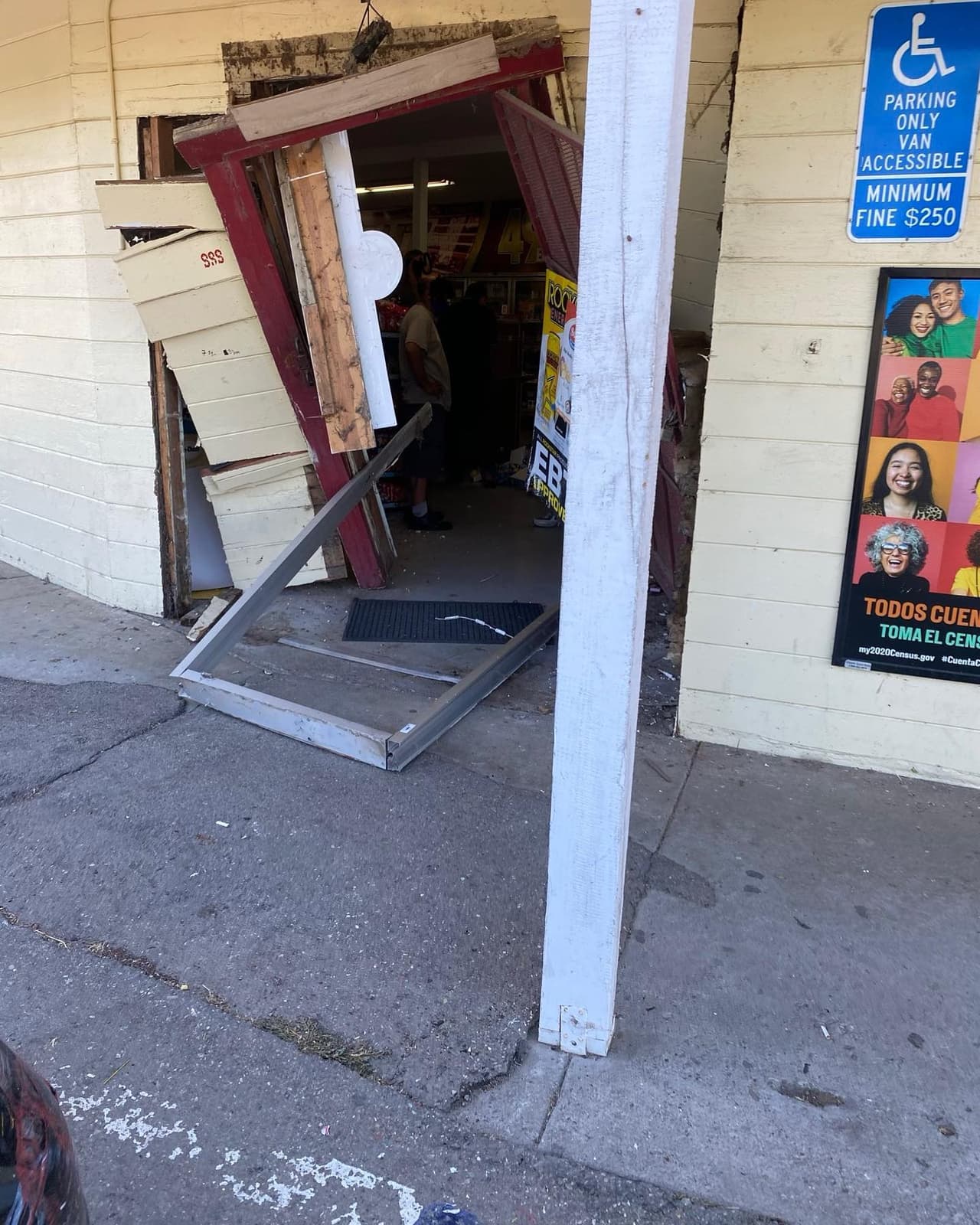 Según las instrucciones que el padre explicó a oficiales, el niño confundió el pedal de gas con el del freno y aceleró hasta chocar contra la entrada de la tienda.
