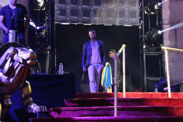 El Rey de la Bachata tuvo casa llena en el Toyota Center este miércoles, ve aquí las mejores imágenes de la noche.