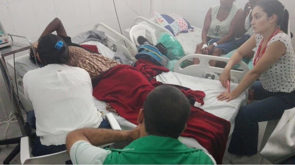 La mujer que dio a luz en un vuelo con destino a Bogotá es atendida por un grupo de médicos