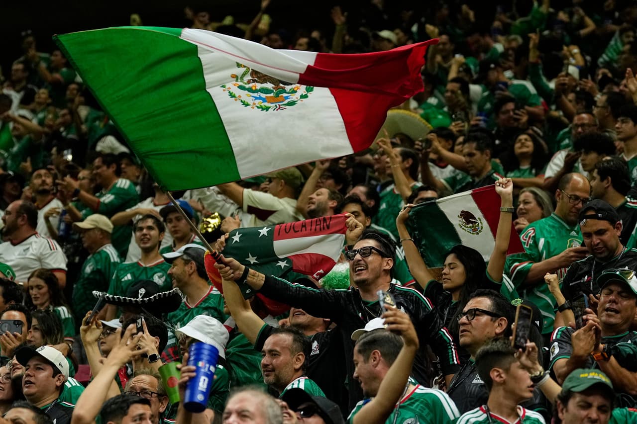 Aficionados mexicanos reaccionan tras la victoria de su equipo en el partido de fútbol del Grupo A de la Copa del Mundo entre México y Corea del Sur, en Zapopan, cerca de Guadalajara, México, el jueves 18 de junio de 2026.