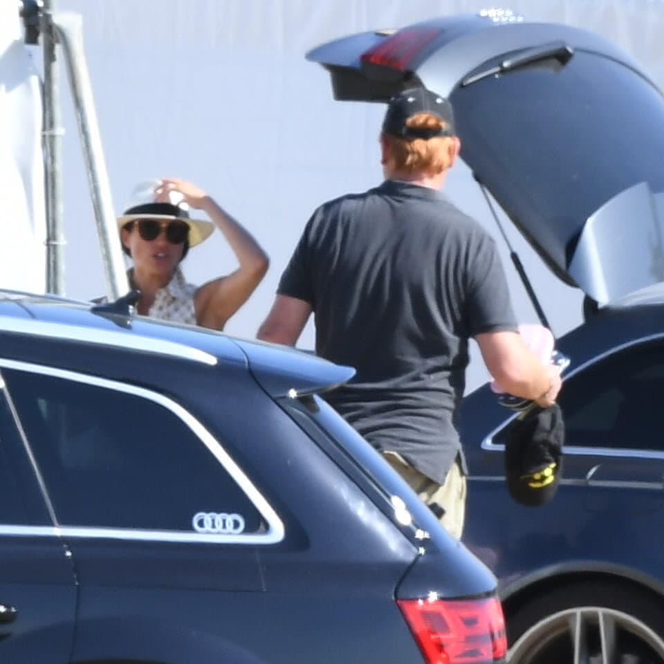 Así, Meghan regresó a los vestidos con brazos descubiertos y un estilo mucho más informal que lo usado en los eventos anteriores (en los cuales estuvo acompañada de la Reina).