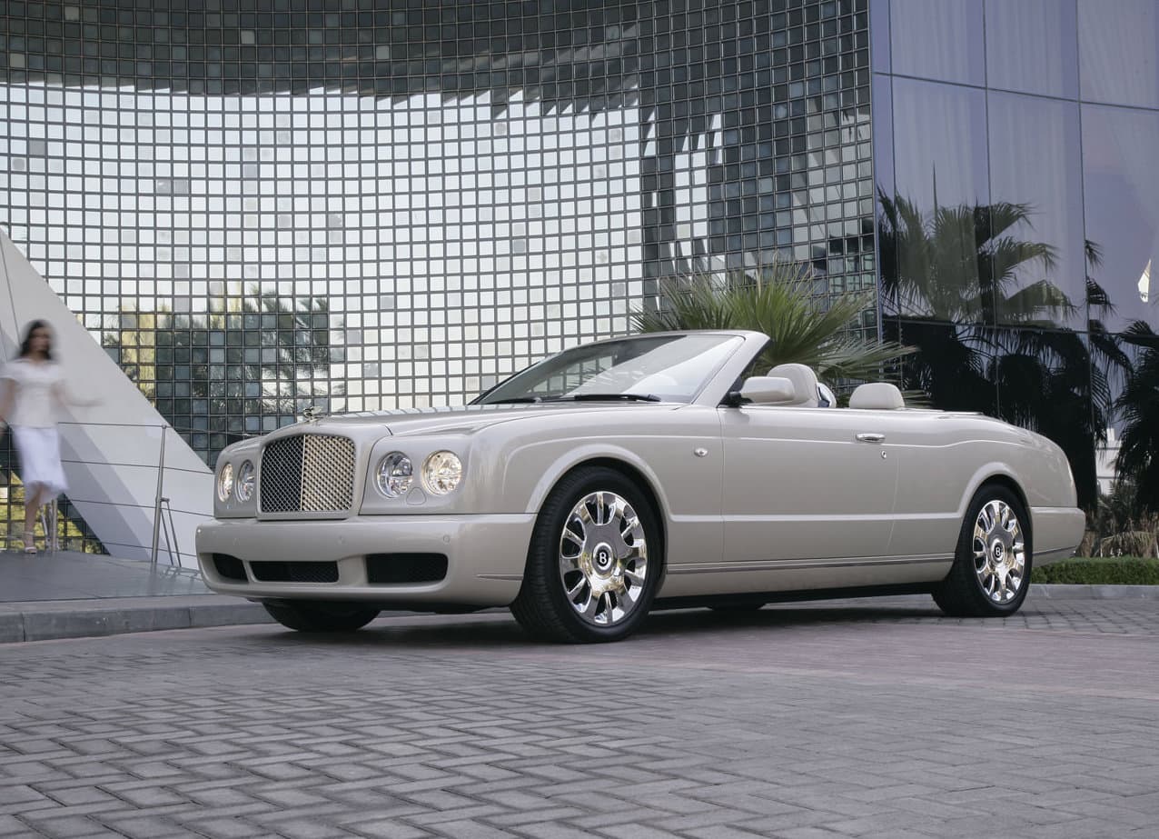 <b>Bentley Azure Mulliner</b>
<br>
<br>Con una etiqueta que ronda los $270,000, el Bentley Azure Mulliner ofrece la combinación ideal entre elegancia y velocidad. Kobe no sólo disfrutaba de su motor V8 de 6.8 litros, sino también de la sensación de conducir al aire libre tras quitar la capota. Un auto único para un deportista especial.