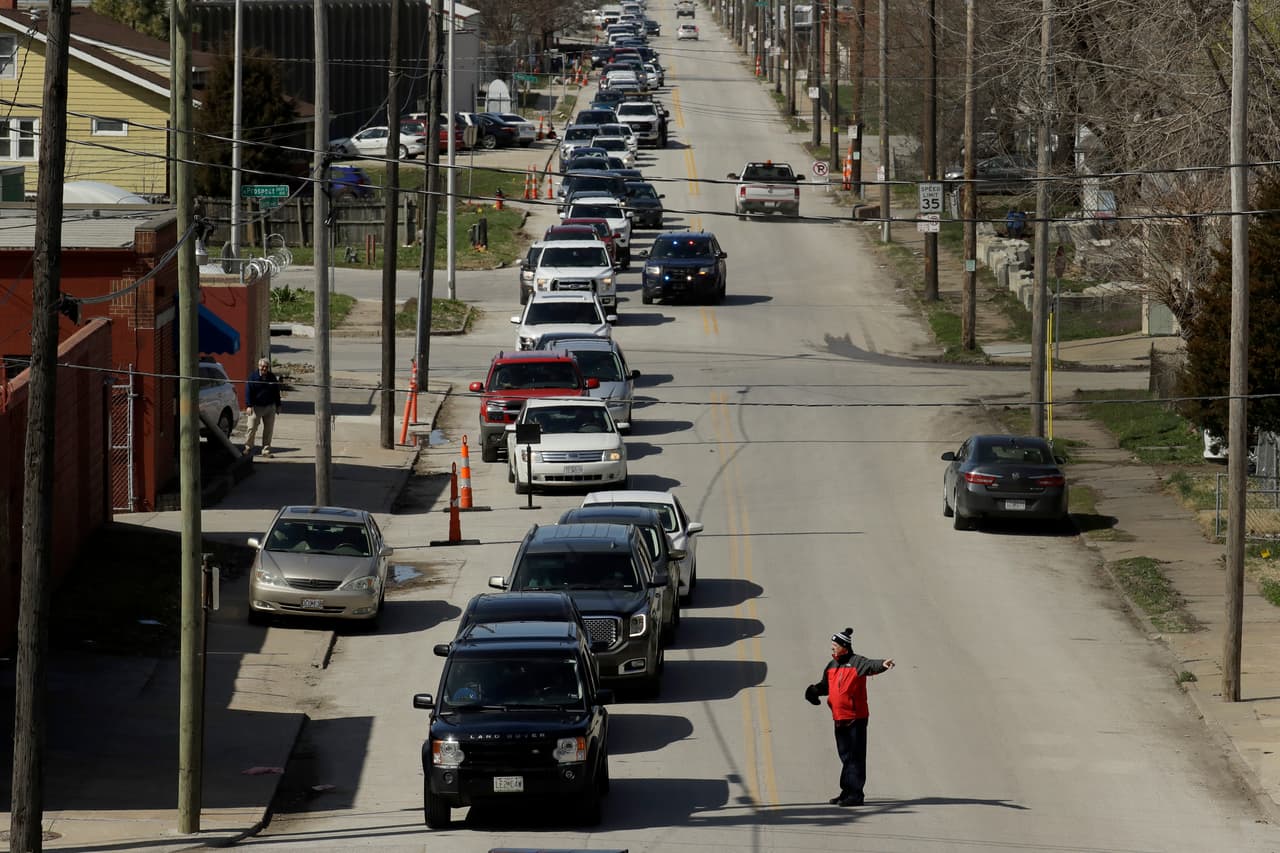 <b>Desinfectante fabricado por a una destilería de licores. </b>Una línea de casi tres millas para comprar desinfectante para manos producido por J. Rieger and Co., una destilería de Kansas City, Missouri. La empresa cambió temporalmente su proceso de producción de ginebra para hacer un líquido que previene el contagio del covid-19.