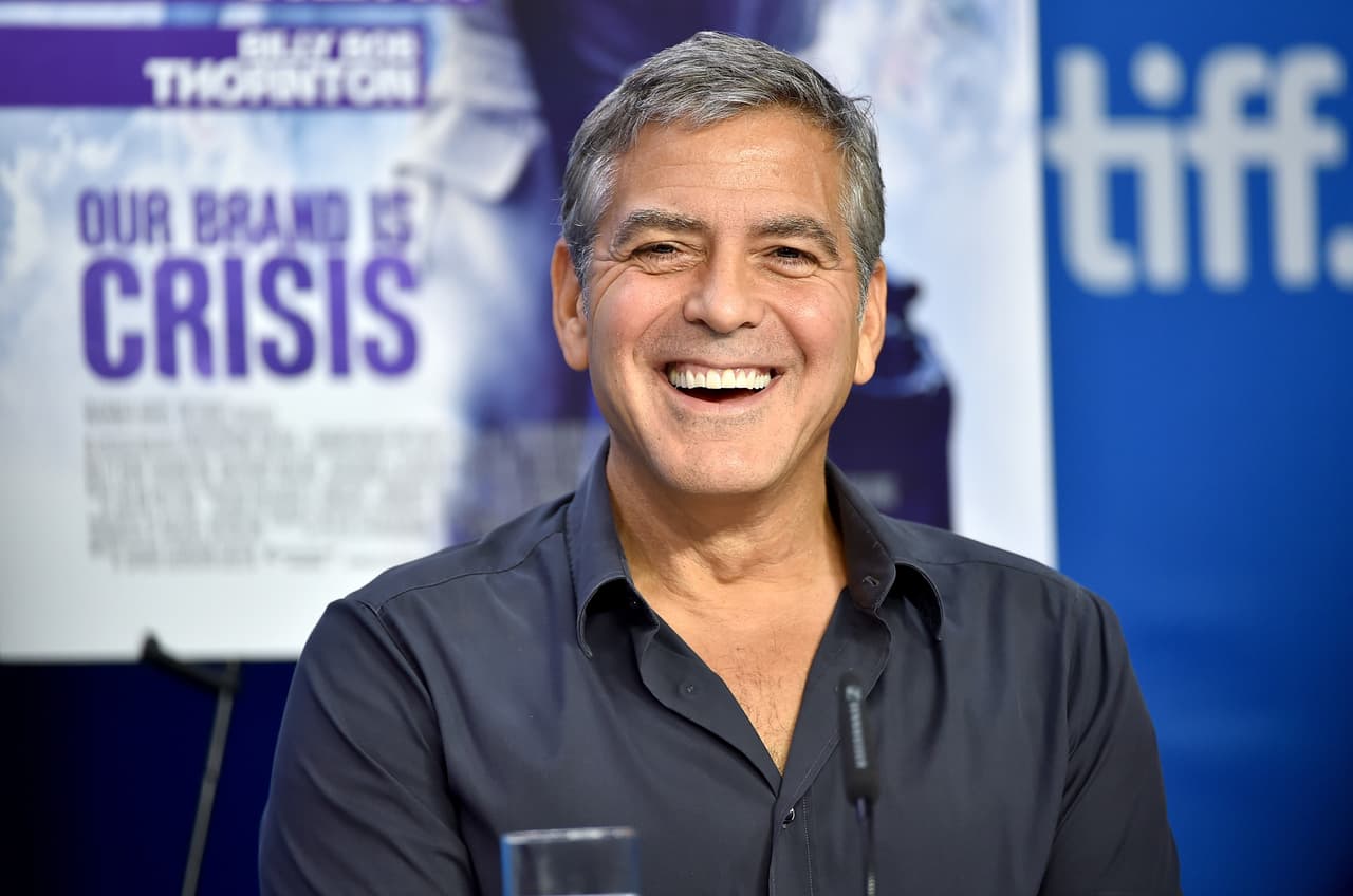 George Clooney presentó la película 'Our Brand is Crisis' en el Toronto Film Festival.