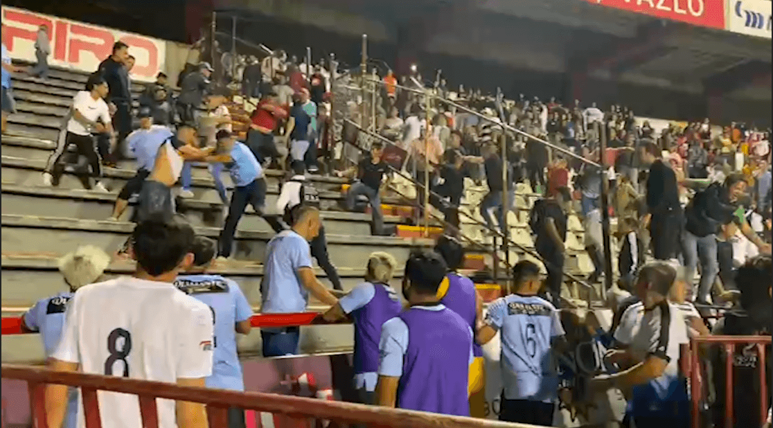 ¡Violencia en México! Suspenden partido de la Liga Premier