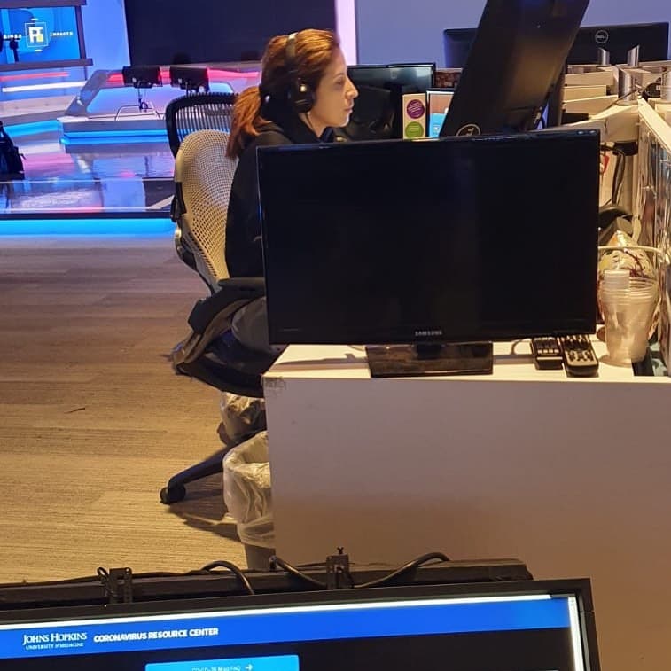 Trabajando arduamente, Elyangélica González da muestra que el periodismo en este momento es más que un empleo o vocación, un servicio.