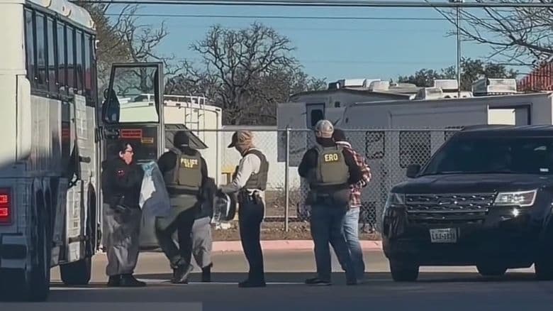 Más de 30 inmigrantes son detenidos en paradas de tráfico en Fredericksburg; policía colabora con ICE