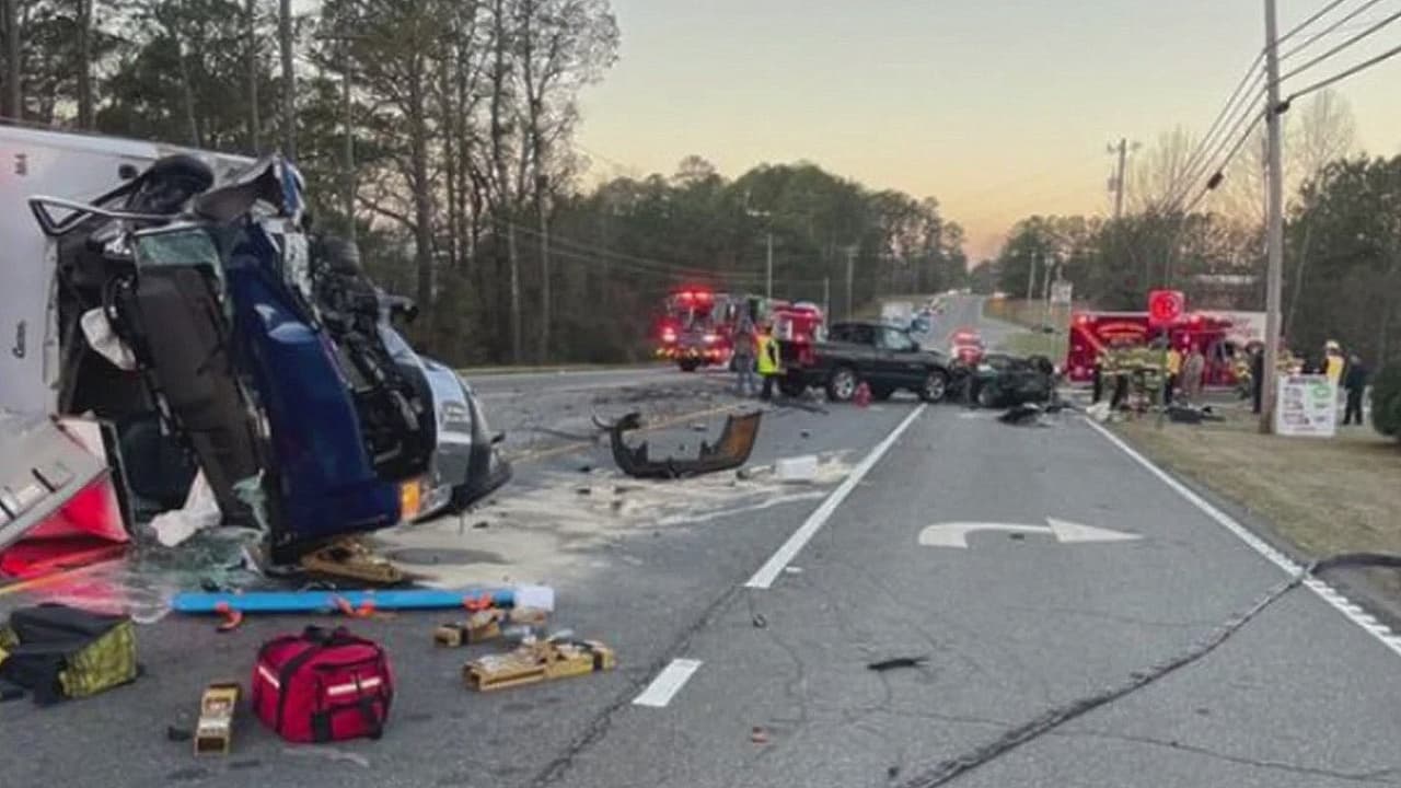 Mustang choca contra una ambulancia causando la muerte de la conductora que respondía a una emergencia 