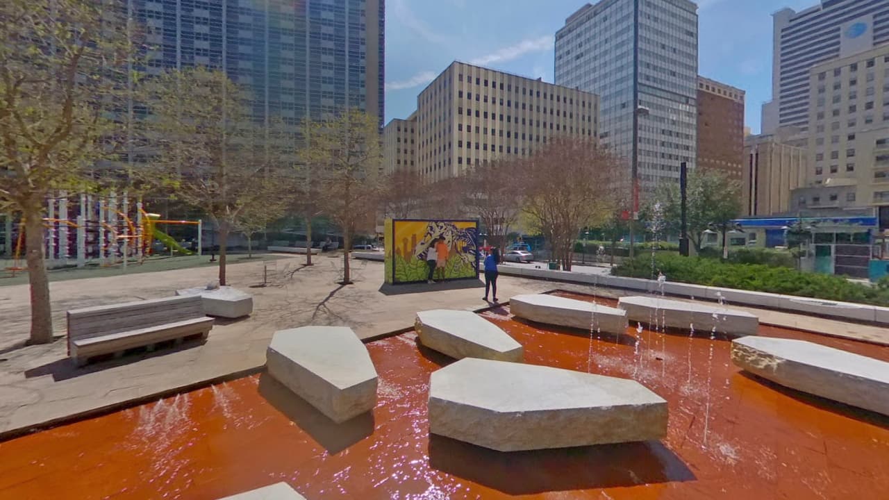 Main Street Garden está inmerso entre las calles: Main, Commerce, Harwood y St. Paul, en el corazón de Dallas. 
<br>