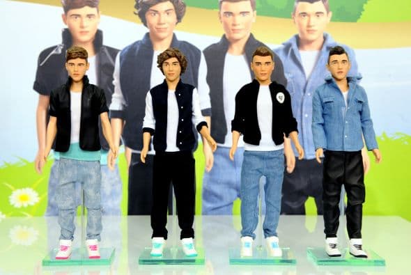 Tremendo trabajo que hicieron en la creación de estas figuras, hasta visten igual que ellos.