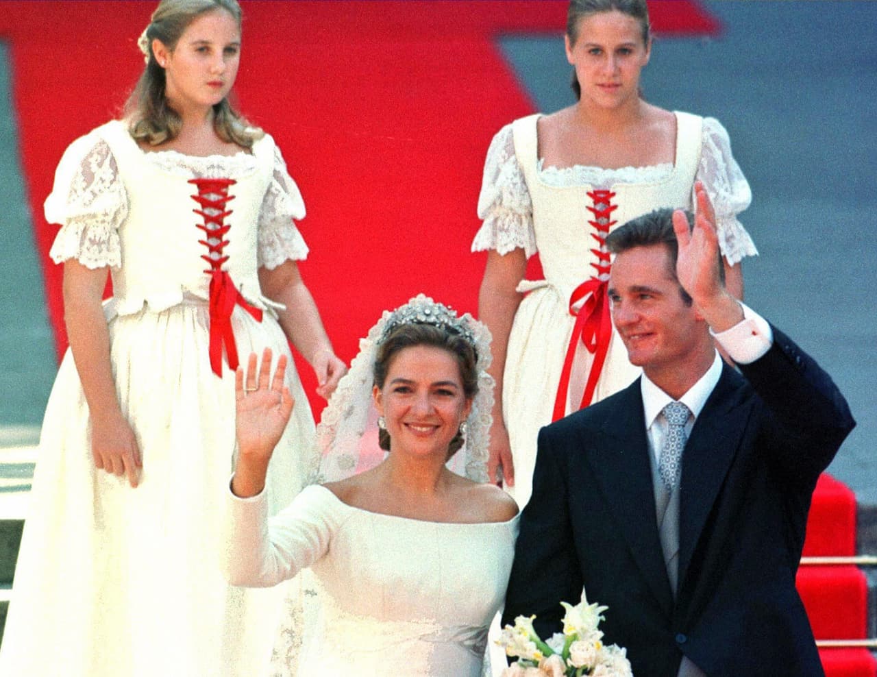 En el caso de la infanta Cristina, el vestido fue diseñado por el madrileño Lorenzo Caprile, que buscaba una fusión entre el estilo clásico y una modernidad estructural.