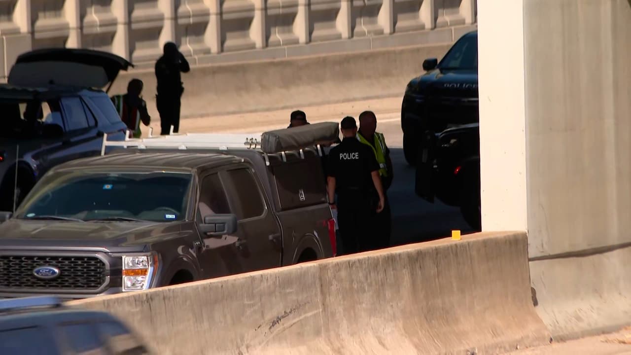 Una mujer murió este jueves de 
<b>un balazo mientras manejaba por la autopista Interestatal 20</b> en Fort Worth. 
<br>👉🏻 El motivo, según la Policía: 
<b>una discusión de tránsito que se salió de control. </b>
<br>
<b>No es la primera vez que pasa</b> esto ahí en las últimas dos semanas. 
<br>Ocho días antes, 
<b>otra conductora había recibido un disparo en una pierna en circunstancias casi idénticas,</b> a pocos kilómetros de distancia. 
<br>Ella logró llegar manejando hasta un hospital 
<b>y sobrevivió. </b>
<br>La mujer de este jueves 
<b>no tuvo esa suerte.</b>
<br>
<br>
<a href="https://www.whatsapp.com/channel/0029VafZxTzGpLHXXhtL0Y3A" target="_blank">📲 Únete a nuestro canal de WhatsApp: Haz clic aquí para estar al tanto de las últimas noticias e historias de tu comunidad</a>