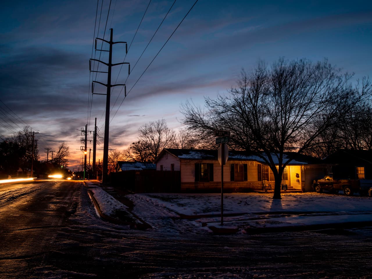 En 
<b>Dallas</b> era imposible hallar una habitación disponible de hotel porque todas estaban reservadas. Un hombre dijo a Associated Press se en un hotel del suburbio de Lewisville pagó 474 dólares por una noche. Acudió ahí porque en su vivienda no tenía electricidad.
<br>