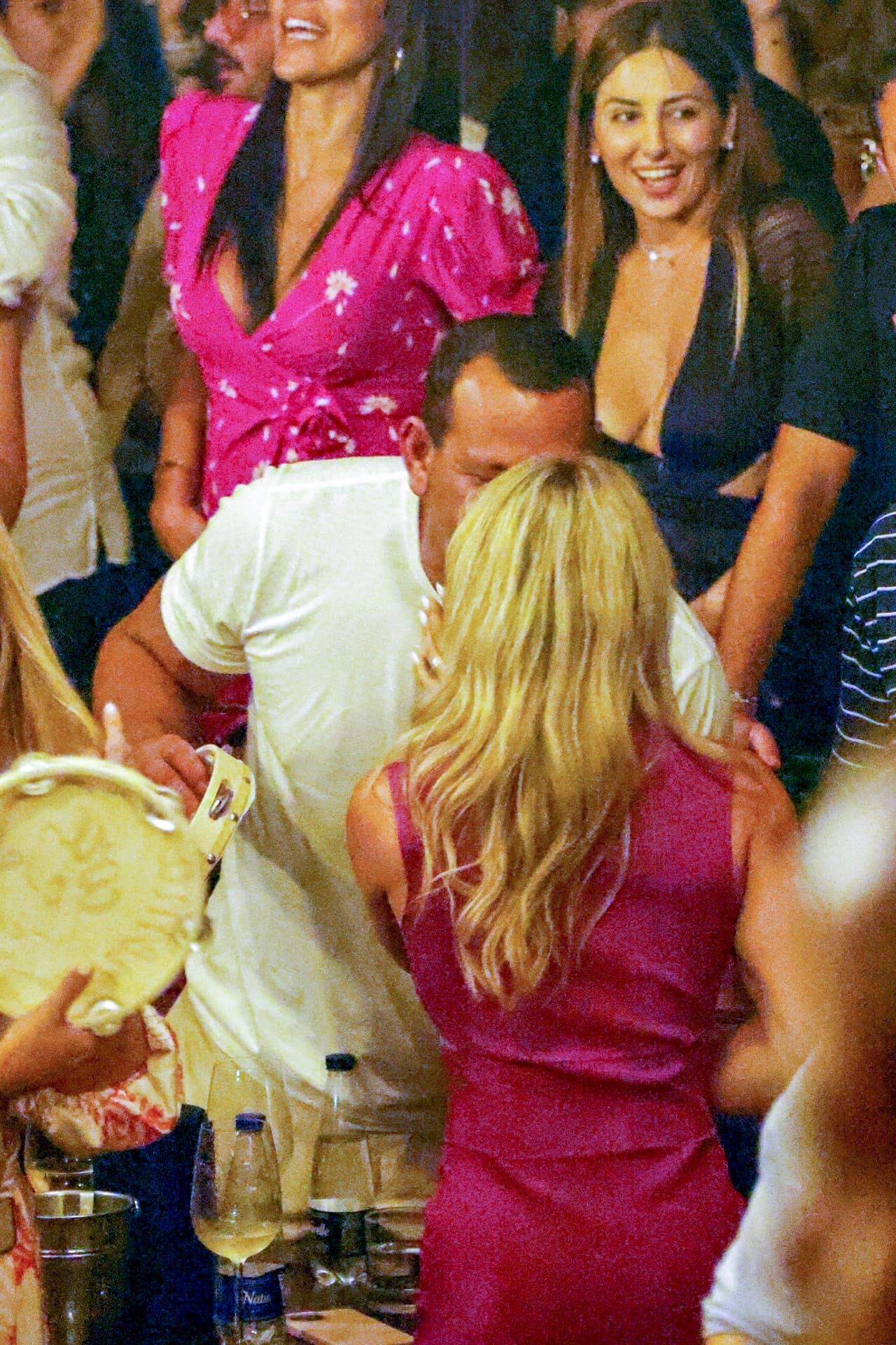 Acalorado, Alex se quitó la camisa de cuello alto que lució cuando estaban en la mesa, pues aparece en otras fotos con la que pareciera una camiseta.