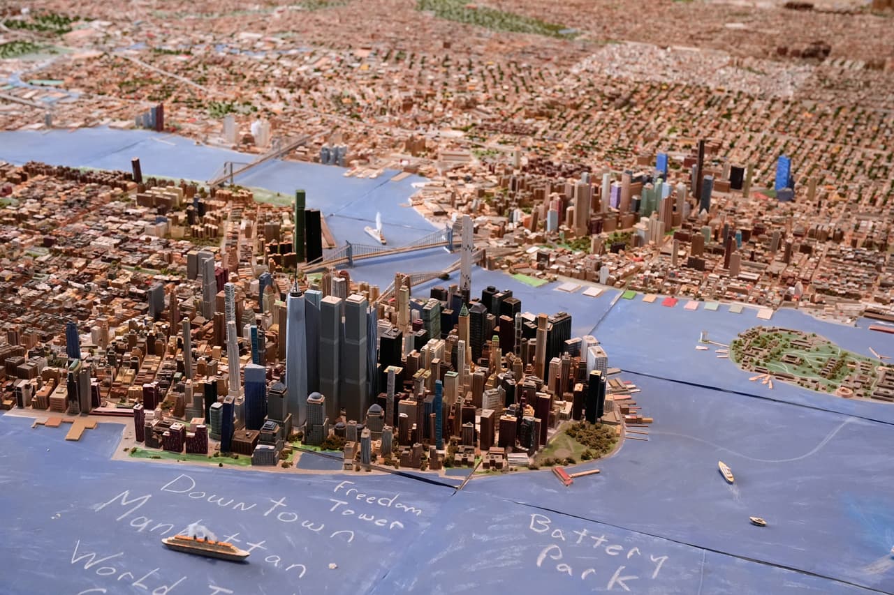 Desde los rascacielos de Manhattan hasta las más humildes viviendas en Queens, este proyecto retrata puntos importantes como la Estatua de la Libertad, el Estadio de los Yankees y el Puente de Brooklyn.