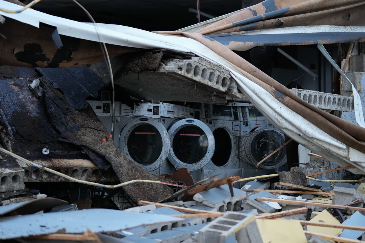El techo de una lavandería yace sobre una hilera de lavadoras tras el paso de un tornado, el lunes 27 de julio de 2026, en Menasha, Wisconsin.