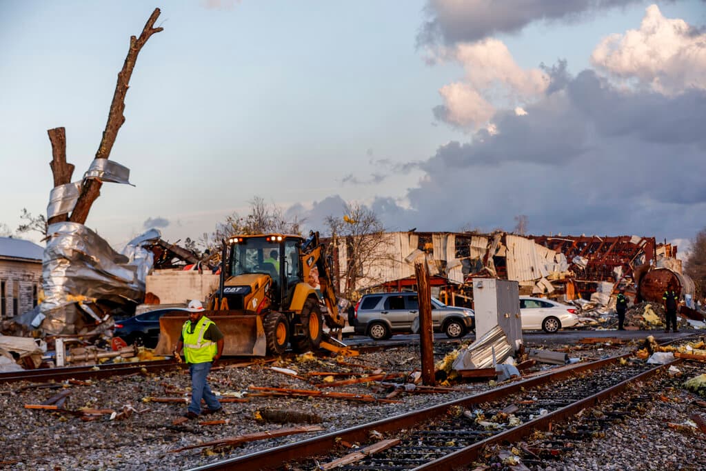 En el centro de Alabama 
<b>un tornado arrancó techos de casas y árboles</b>. Las seis muertes registradas hasta el momento en el estado ocurrieron en el condado de Autaga, entre las ciudades de Selma y Montgomery. Unas 40 viviendas fueron destruidas o dañadas, informó la AP.