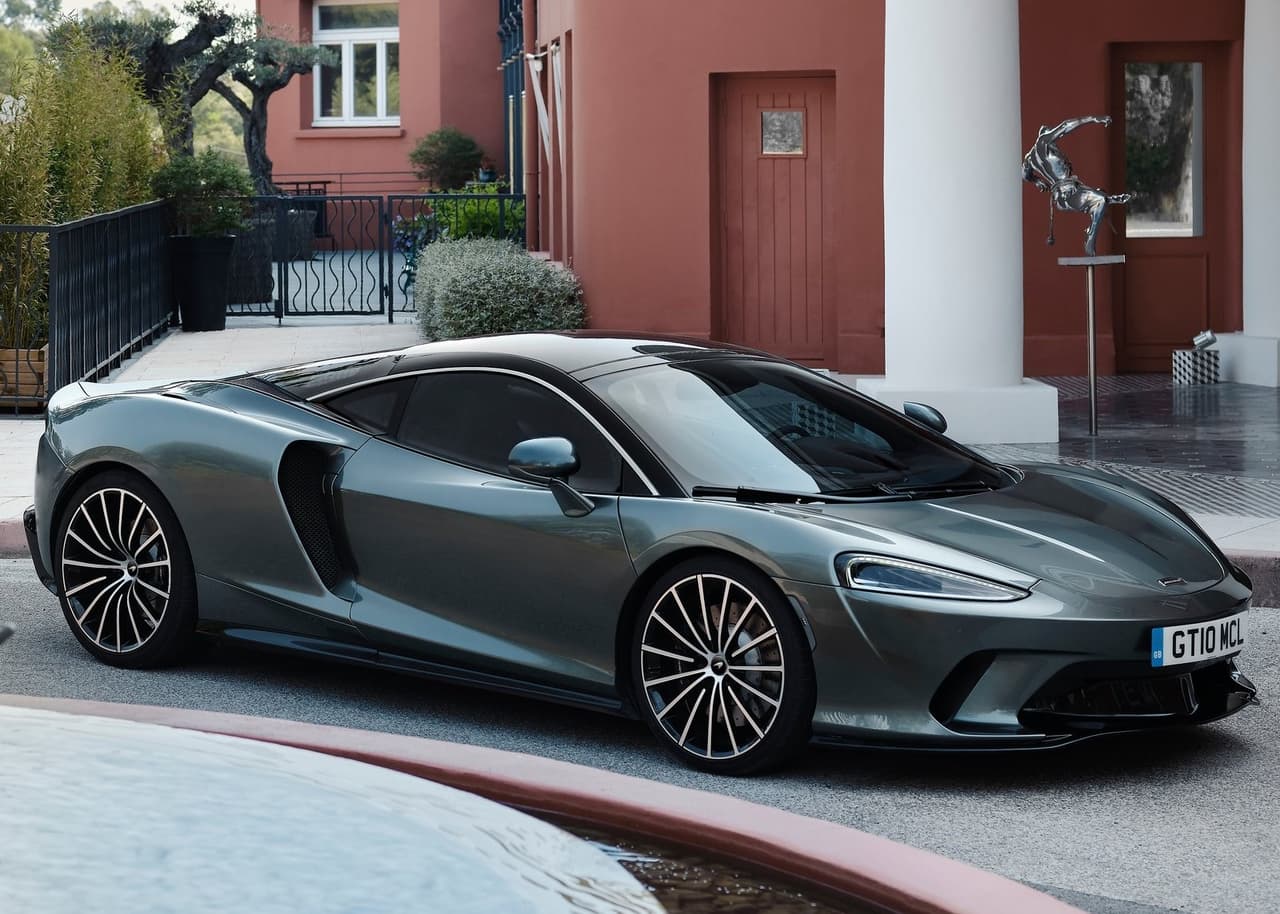 <h3 class="cms-H3-H3"><b>McLaren GT</b></h3>
<br>
<br>El McLaren GT es capaz de acelerar hasta las 60 mph (98 km/h) en solo 3 segundos y de alcanzar una velocidad máxima de 203 mph (327 km/h). Un rendimiento que se debe en parte a su motor V8 de 4.0 litros doble turbo que genera 612 caballos de potencia y 465 lb-pie de torque. Se trata de una joya inglesa concebida para quienes quieren realizar viajes largos o usar a diario su superauto.
<br>
<br>
<a href="https://www.univision.com/carros/pruebas-de-manejo/test-mclaren-gt-el-mejor-super-carro-para-usarlo-a-diario"><u>Prueba del McLaren GT: ¿El mejor super carro para usarlo a diario?</u></a>
<br>