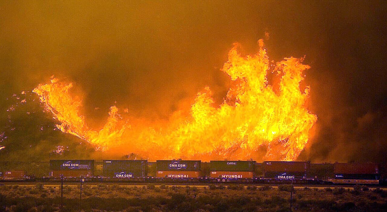 Más de 80,000 evacuados por el voraz incendio de San Bernardino