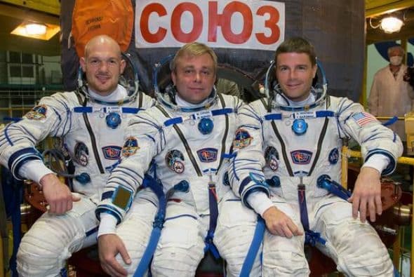 Ried Wiseman (extrema derecha) es un astronauta en su primer misión en el espacio y no para de subir fotos a su Twitter.