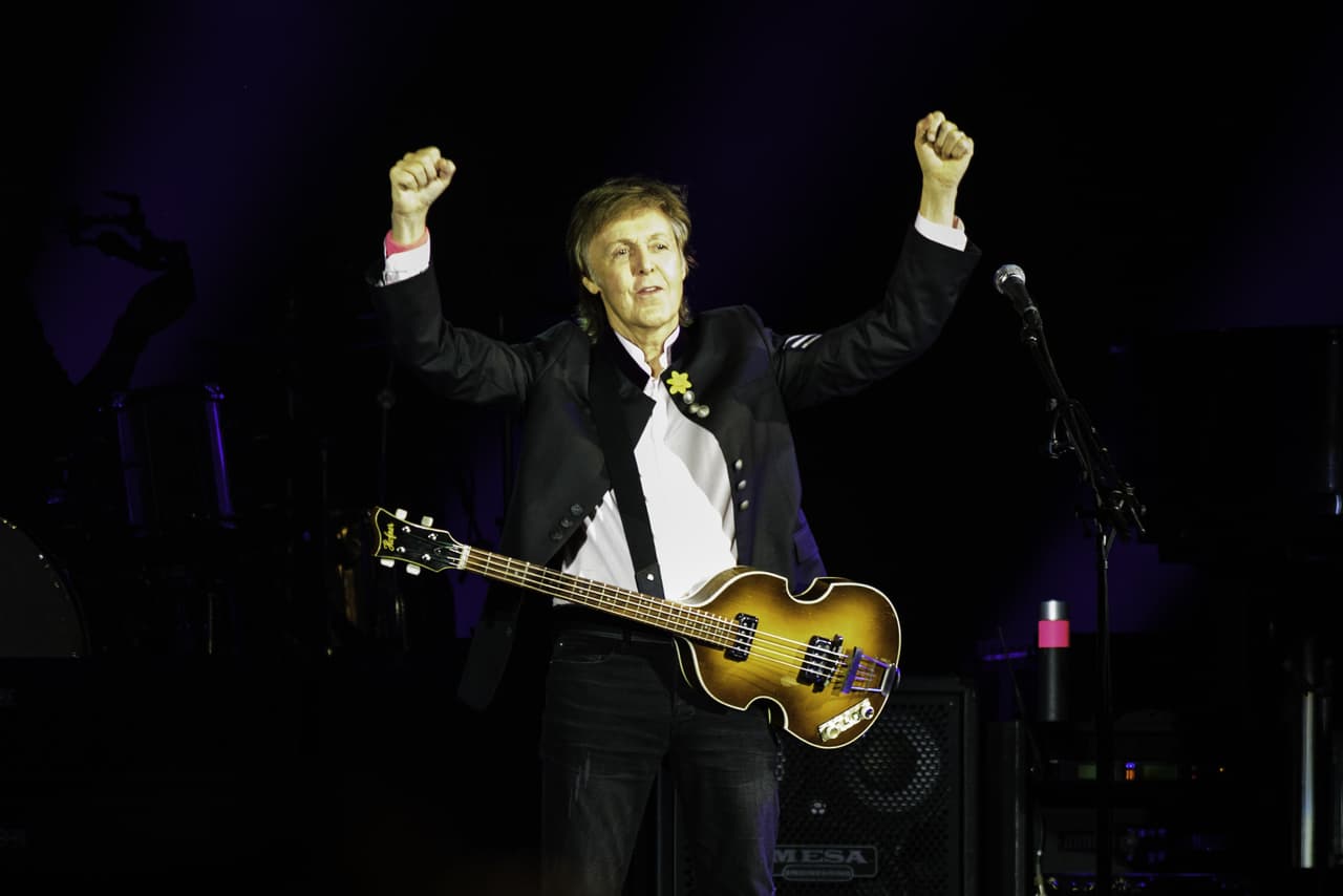Lo cierto es que Sir Paul McCartney, a sus 75 años de edad, sigue cantando y tocando como en un principio, aunque parece que dichas teorías nunca perderán fuerza, ¿Y tú, qué crees: Paul o William?