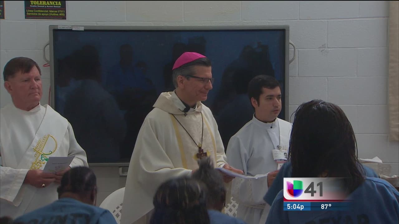 Ofrecen misa para madres reclusas en la cárcel del condado Bexar