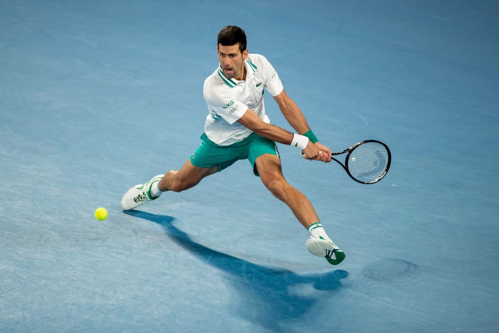 El serbio Novak Djokovic fulminó al ruso Daniil Medvedev al vencerle por 7-5, 6-2 y 6-2, en una final espectacular y demasiado corta, para levantar su noveno título del Australian Open y el tercero de forma consecutiva.