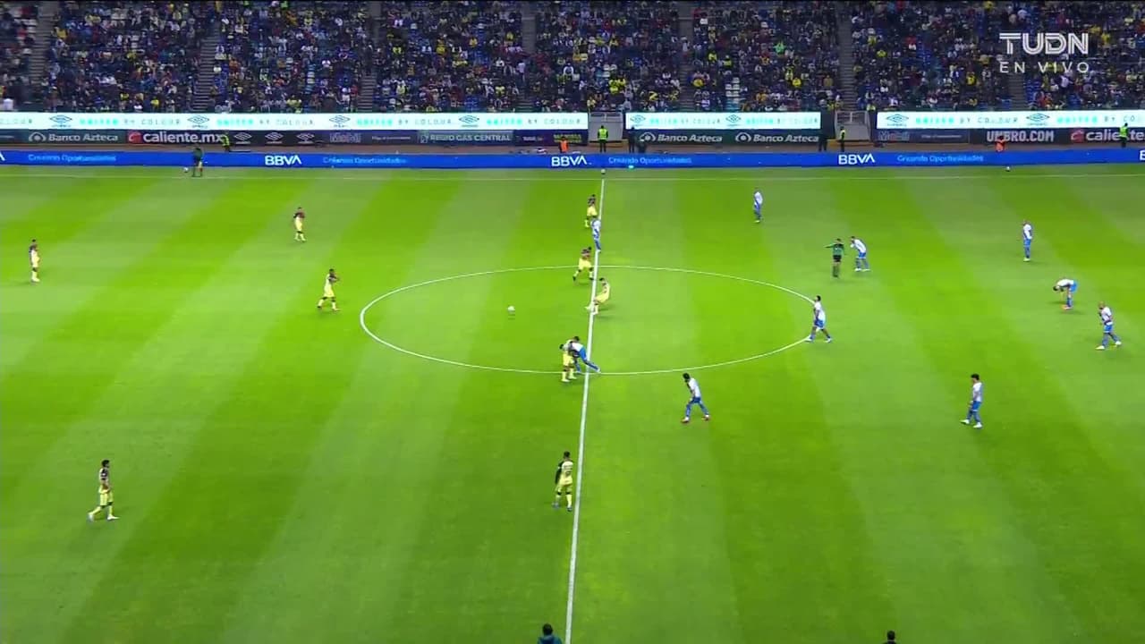 Arranca el partido y la pelota está en juego.