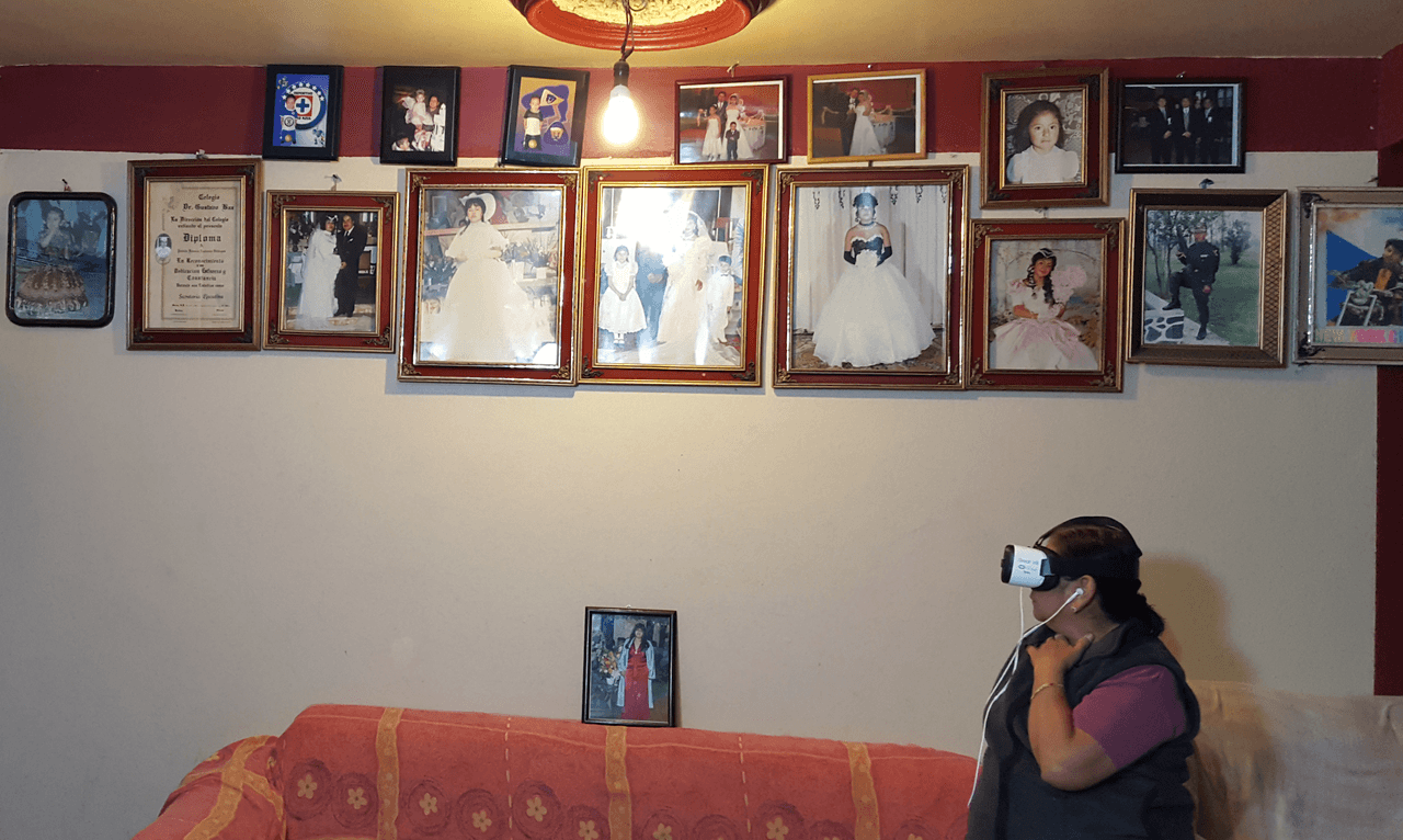 Una abuela in Iztapalapa, México pasa la tarde con la familia que no ha visto en casi dos décadas.