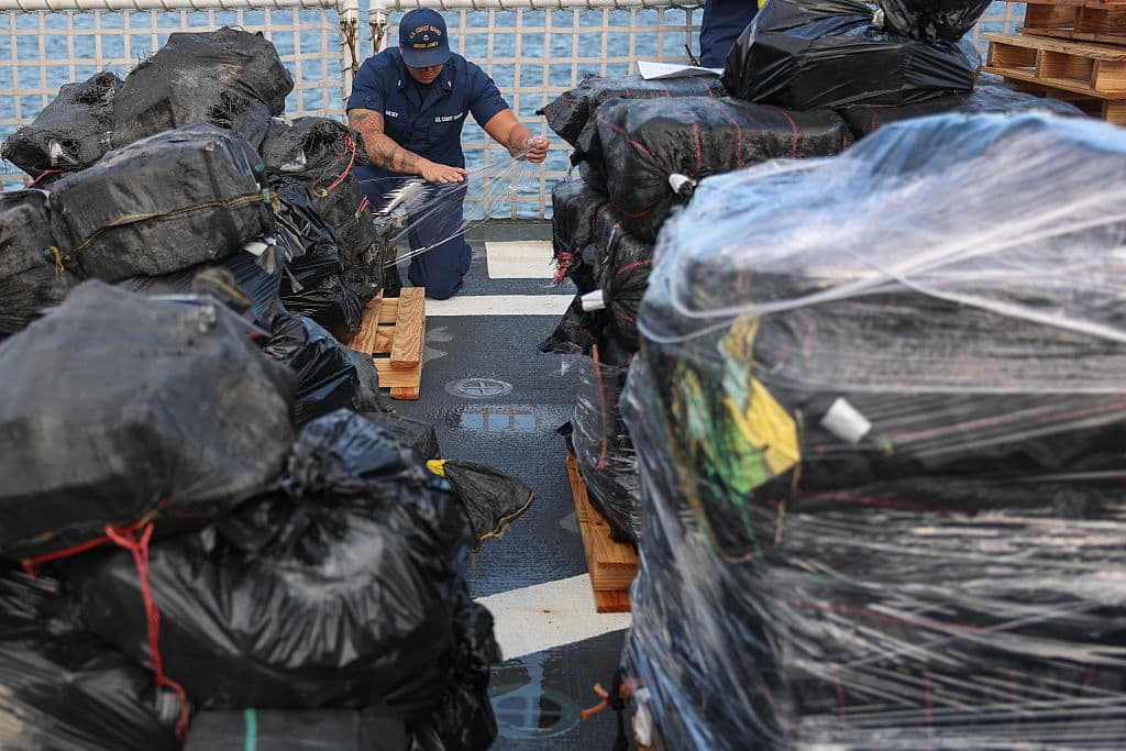 Tripulantes de la Guardia Costera de EEUU descargan un cargamento de drogas que fue incautado en alta mar, según las autoridades.