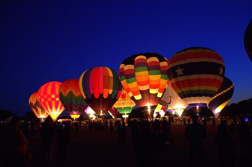 La parte superior del globo generalmente tiene una ventilación que permite al piloto controlar la velocidad de ascenso / descenso.