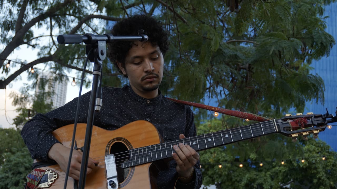 Nicolás comenzó a tocar la guitarra a los 10 años de edad, cuando entró a una escuela musical.