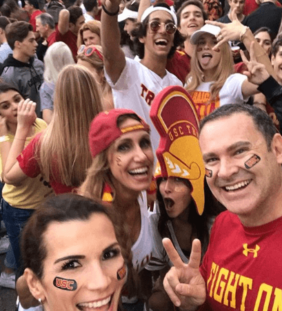 En esta foto se puede ver a Lili Estefan con su hijo muy divertidos con los Tacher. Los orgullosos papás no dejaron de echar porras durante todo el juego.