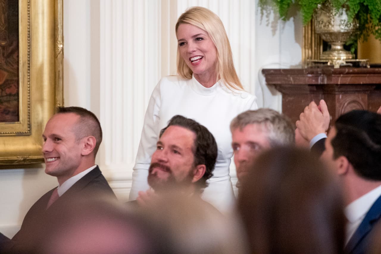 <b>Pam Bondi, exfiscal general de Florida.</b> En septiembre de 2016, Trump y Bondi fueron señalados de posible 'quid pro quo' por una contribución de 25,000 dólares que Trump hizo al comité político de Bondi en 2013, poco antes de que la fiscal decidiera no investigar denuncias de fraude en la Universidad Trump. Bondi dijo que la contribución de Trump no tenía nada que ver con su decisión de no investigar las denuncias.